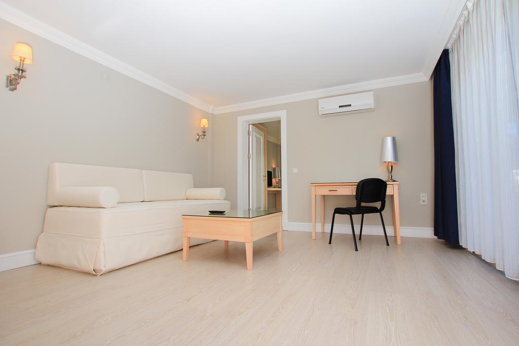 Emecik Palm Bay Beach Hotel מראה חיצוני תמונה