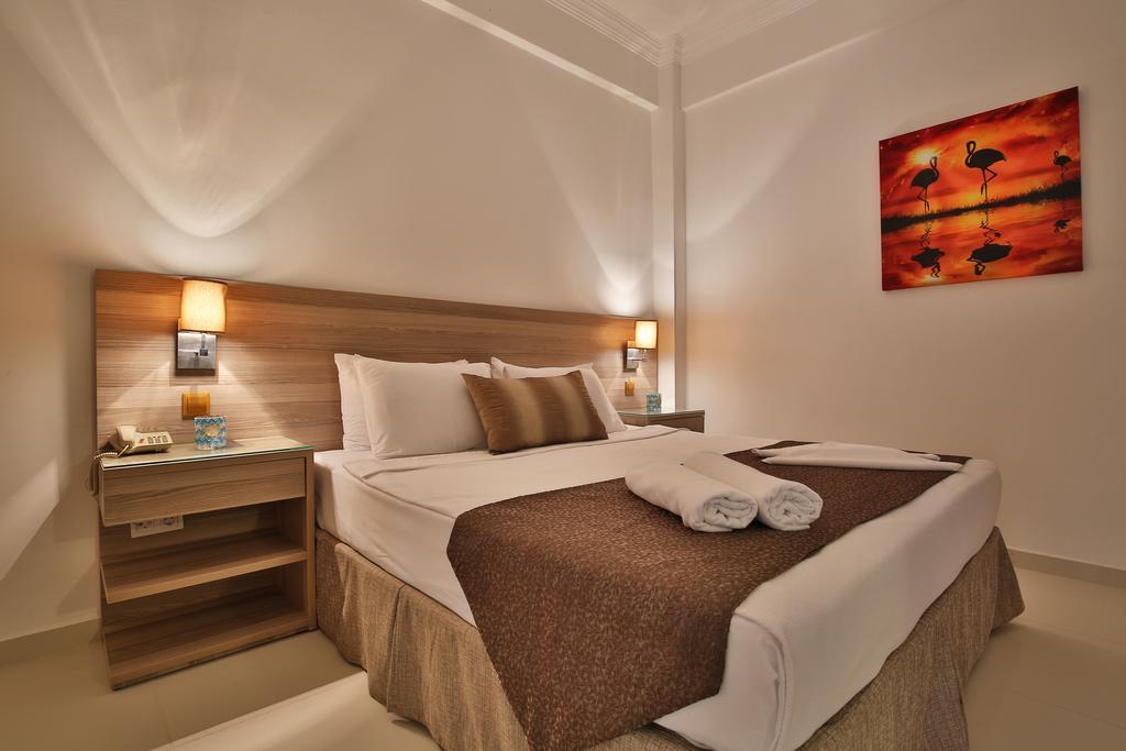 Emecik Palm Bay Beach Hotel מראה חיצוני תמונה